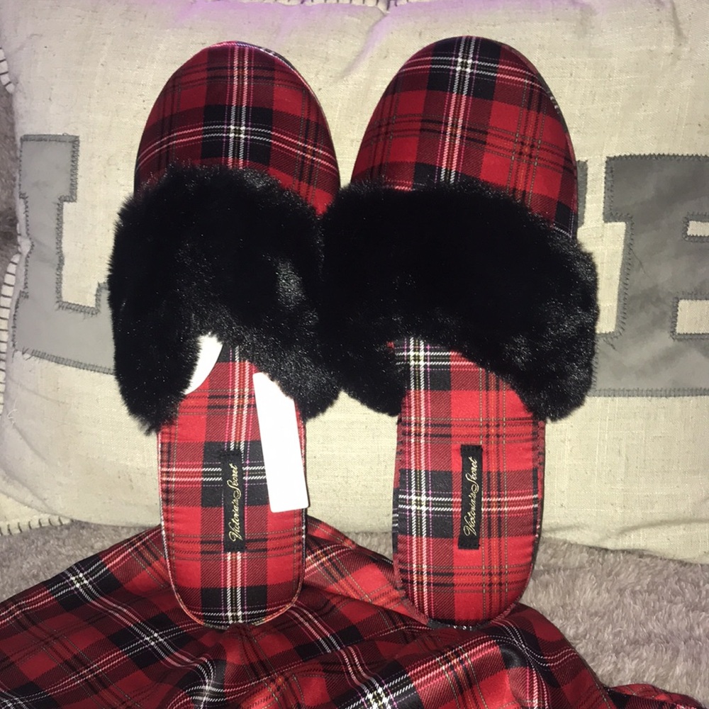 Victoria’s Secret NWT Red and Black Plaid Slip On Slippers Large 9-10 Faux Fur